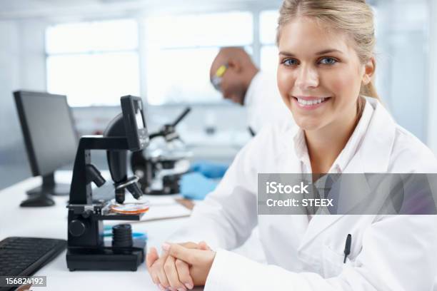 La Paciente Tiene Un Brillante Scientific Mente La Movilidad Como Prioridad Foto de stock y más banco de imágenes de Laboratorio