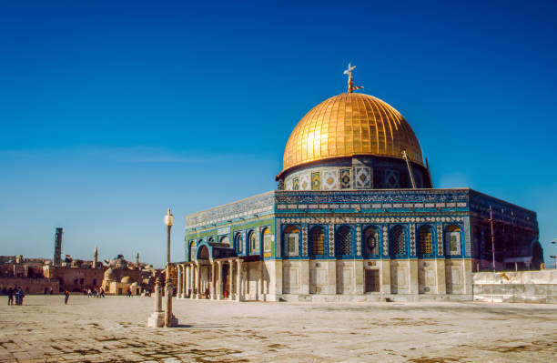 the afternoon sun shines on the golden dome of the al aqsa mosqu - temple mound imagens e fotografias de stock