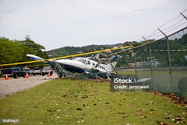 Foto de Pequeno Avião Quebra Através Do Muro Na Estrada Na Aterrissagem De Emergência e mais fotos de stock de Acidente de Avião