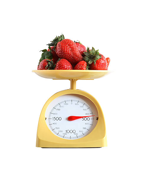 fraise pesant - serving size weight scale scale food photos et images de collection