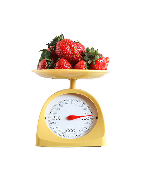 ストロベリーの体重 - serving size weight scale scale food ストックフォトと画像