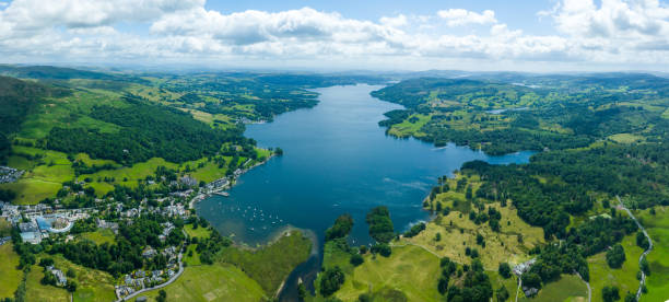 vista aérea de waterhead y ambleside en lake district, una región y parque nacional en cumbria, en el noroeste de inglaterra. - northwest england fotografías e imágenes de stock