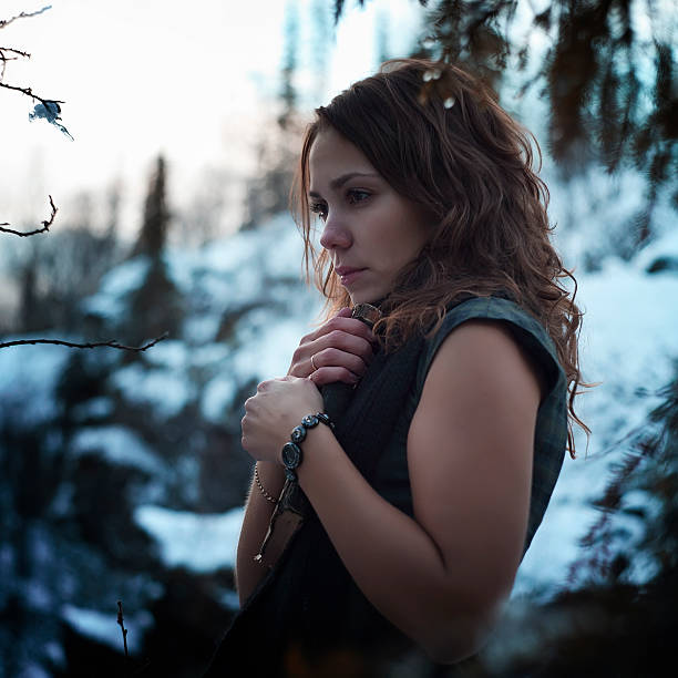 Jeune femme avec le livre dans la forêt - Photo