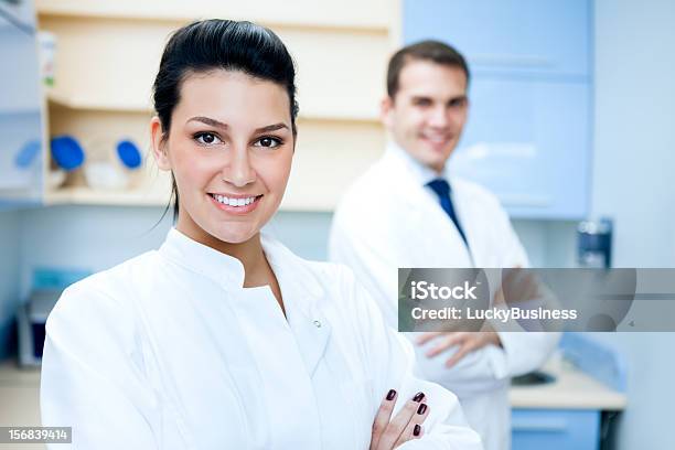 Hermosa Mujer Dentista Foto de stock y más banco de imágenes de Dentista - Dentista, Trabajo en equipo, Asociación