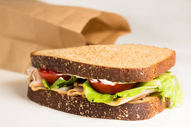 mittagessen-sandwich - lunch take out food bag paper bag stock-fotos und bilder