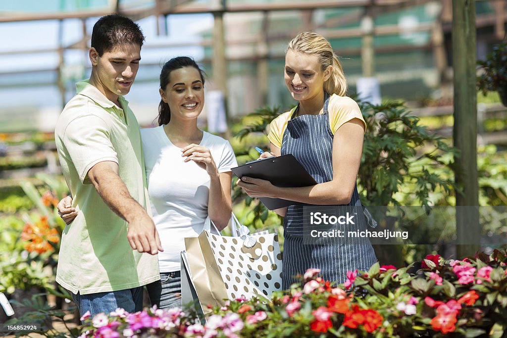 Glückliches Paar shopping für Pflanzen - Lizenzfrei Arbeiter Stock-Foto