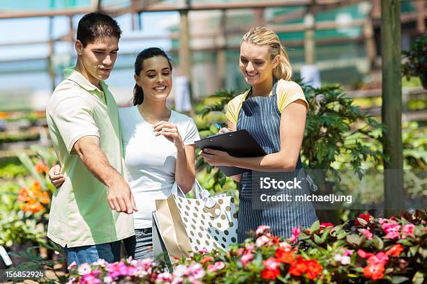 Glückliches Paar Shopping Für Pflanzen Stockfoto und mehr Bilder von Arbeiter - Arbeiter, Aushilfsverkäufer, Aussuchen