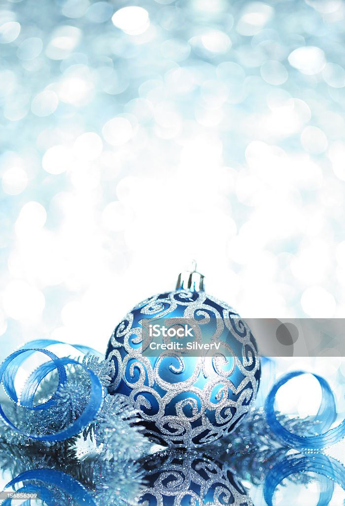 Azul decoración de Navidad con luces brillantes - Foto de stock de Adorno de navidad libre de derechos