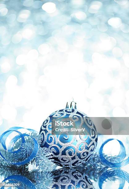 Azul Decoración De Navidad Con Luces Brillantes Foto de stock y más banco de imágenes de Adorno de navidad - Adorno de navidad, Azul, Blanco - Color