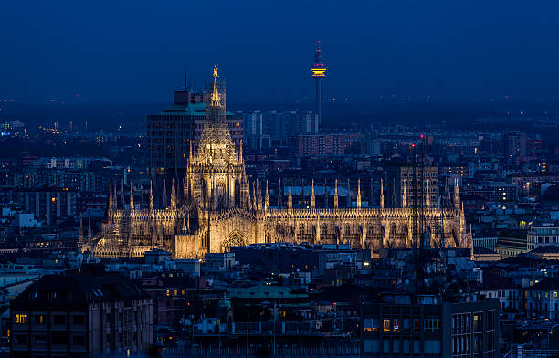 duomo di milano w zmierzch. mediolan, włochy. - travel monument church roof zdjęcia i obrazy z banku zdjęć