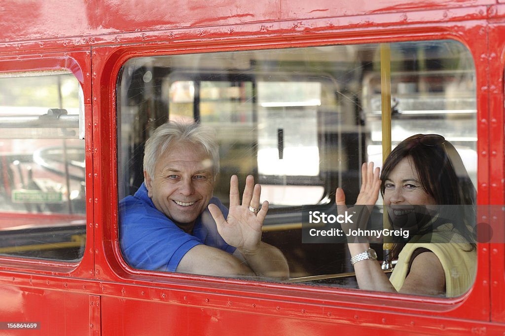 Pareja madura fase de autobuses rojos de Londres - Foto de stock de Londres - Inglaterra libre de derechos