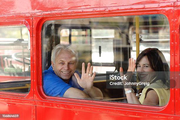 Pareja Madura Fase De Autobuses Rojos De Londres Foto de stock y más banco de imágenes de Londres - Inglaterra - Londres - Inglaterra, Mujeres, Saludar con la mano