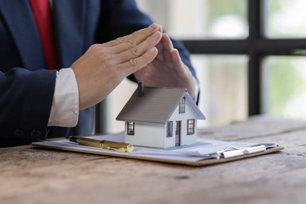 Real estate broker agent presenting and consult to customer to decision making sign insurance form agreement, buy and sell home model, concerning mortgage loan offer for and house insurance agente de corredor de bienes raíces que presenta y consulta al cliente para la toma de decisiones firmar el acuerdo de formulario de seguro, comprar y vender el modelo de casa, con respecto a la oferta de préstamos hipotecarios para y el seguro de la cas