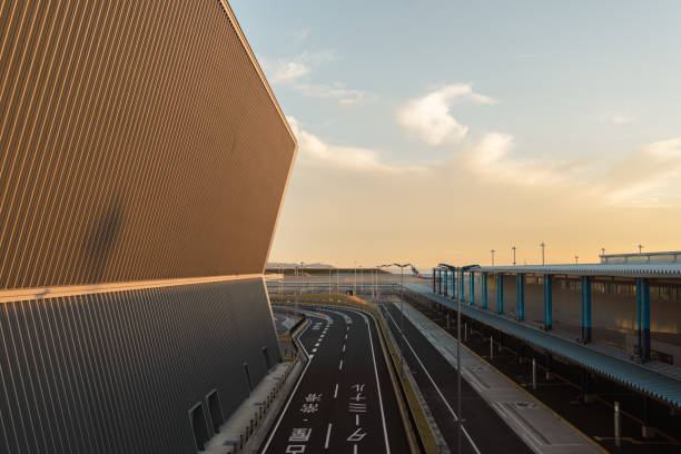 pôr do sol do aeroporto internacional chubu centrair em nagoya, japão - chubu centrair international airport - fotografias e filmes do acervo