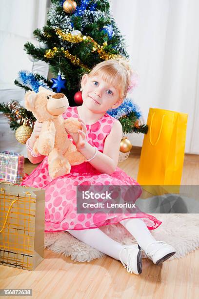 Foto de Menina Em Um Abeto De Árvore De Natal e mais fotos de stock de Beleza - Beleza, Caixa - Recipiente, Comemoração - Conceito