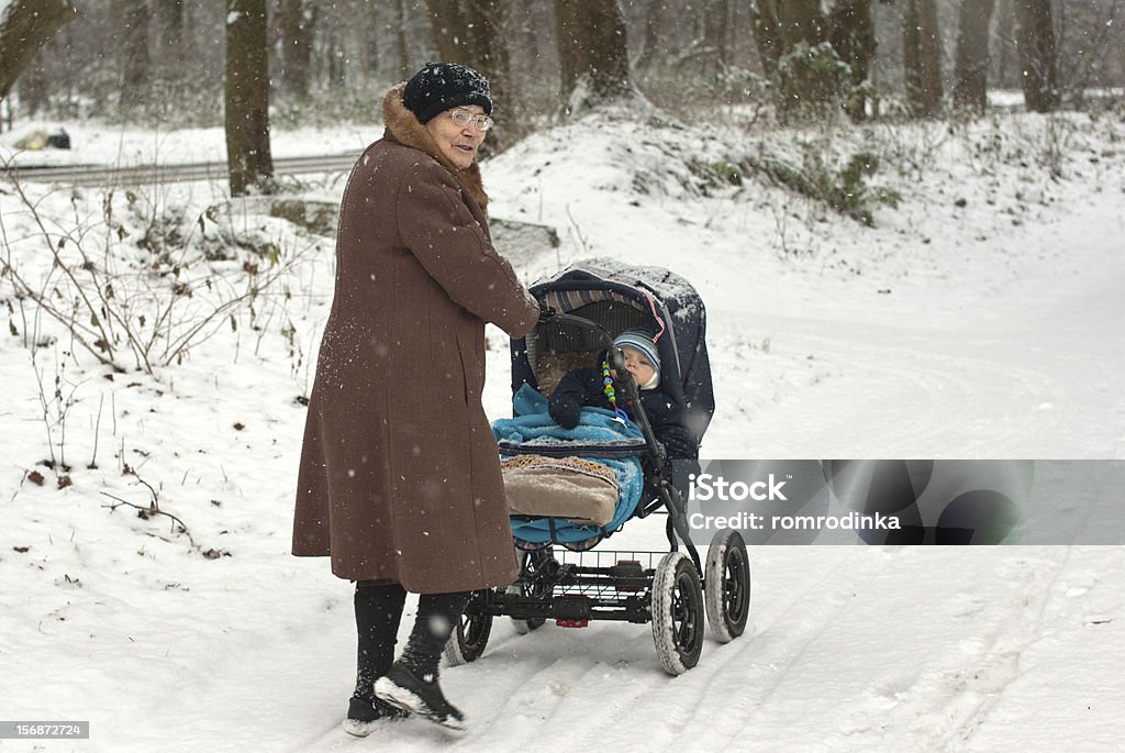 Great-Großmutter gehen mit baby Junge im Kinderwagen spazieren im Schnee - Lizenzfrei 12-17 Monate Stock-Foto