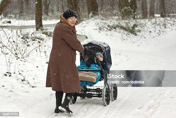 Greatbabcia Chodzić Z Baby Boy W Pram W Śniegu - zdjęcia stockowe i więcej obrazów 12-17 miesięcy - 12-17 miesięcy, Aktywni seniorzy, Babka - Dziadek i babcia