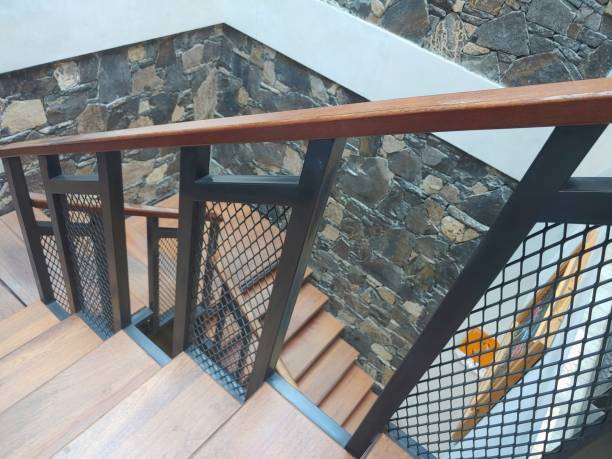 나무 계단과 벽 돌 배경이 있는 인테리어 디자인 - split foyer 뉴스 사진 이미지