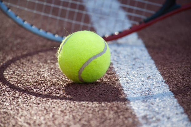 racchetta da tennis e pallina da tennis gialla sul campo all'aperto - tennis ball court tennis tennis racket foto e immagini stock