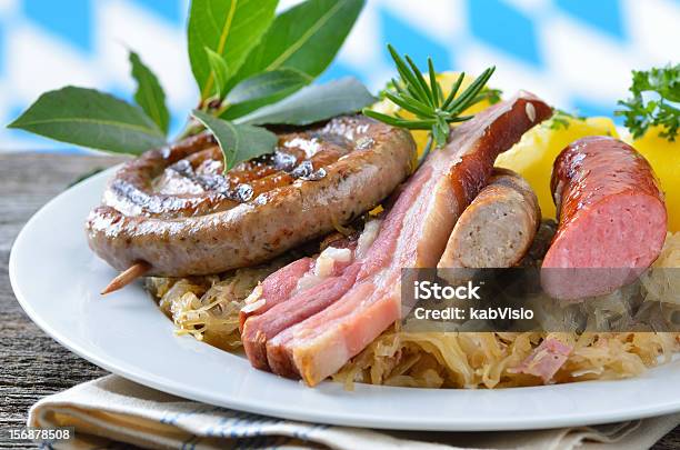 Carne Fresca E Salsicce Bavaresi - Fotografie stock e altre immagini di Alimentazione non salutare - Alimentazione non salutare, Alla griglia, Bandiera della Bavaria
