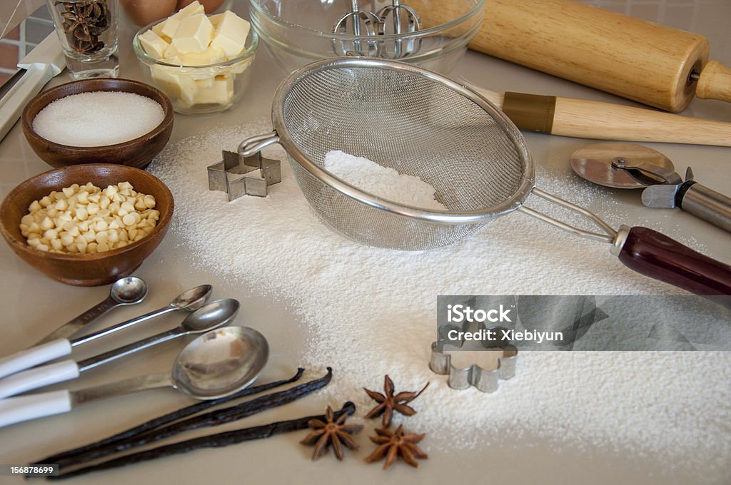 Cocinar con ingredientes con utensilios - Foto de stock de Alimento libre de derechos