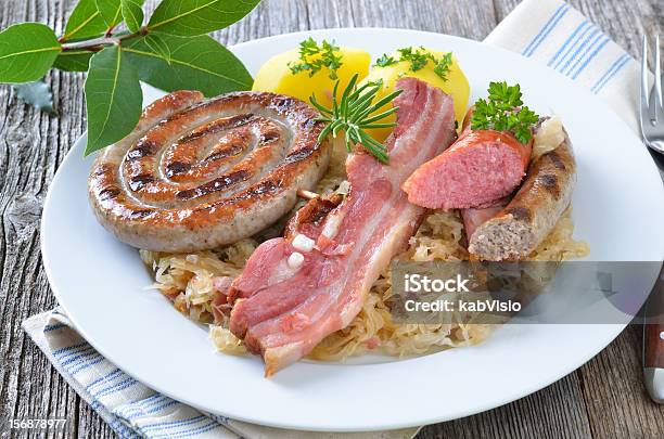 Frische Bayerische Fleisch Und Würstchen Stockfoto und mehr Bilder von Bratwurst - Bratwurst, Deutsche Kultur, Deutsche Küche