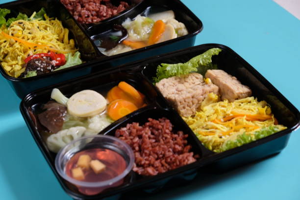 healthy food bento with brown rice, yellow shredded chicken, vegetable soup, mongolian beef, tempeh and fruit jelly. For diet weight loss program. healthy lunch menu in a plastic container. catering comida saludable bento con arroz integral, pollo amarillo desmenuzado, sopa de verduras, carne de mongolia, tempeh y jalea de frutas. para el programa de pérdida de peso de la dieta. menú de almuerzo saludable en un recipiente de plástico. catering