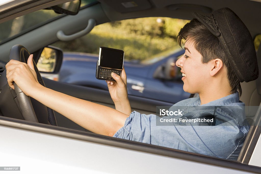 Gemischtes Frau SMS und Fahren - Lizenzfrei Fahren Stock-Foto