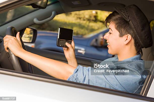 Gemischtes Frau Sms Und Fahren Stockfoto und mehr Bilder von Fahren - Fahren, SMS, Teenager-Alter