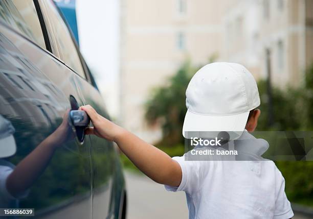 Foto de Abrir Porta De Carro e mais fotos de stock de Abrindo - Abrindo, Porta de Carro, 2-3 Anos