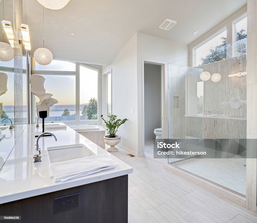 Lindo banheiro de luxo em casa - Foto de stock de Banheiro - Estrutura construída royalty-free