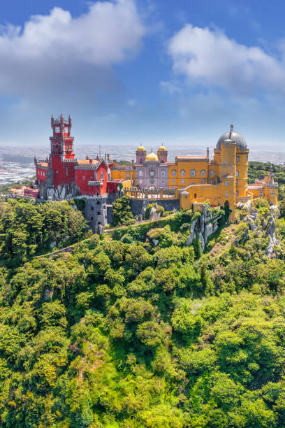 In early summer, Sintra in Lisbon is lush with green trees, and the buildings hidden in the woods form a beautiful picture, attracting many tourists.