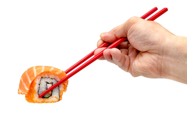 gerollter sushi-lachs-nigiri mit roten essstäbchen isoliert auf weißem hintergrund, japanisches essen - japanese cuisine appetizer gourmet caviar stock-fotos und bilder