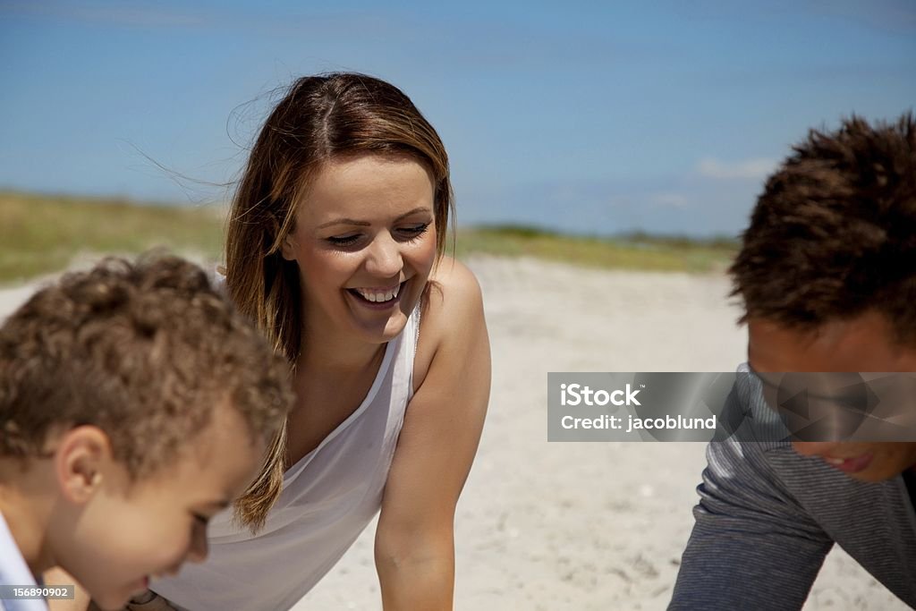 Nach glückliche Mutter mit Sohn und Ehemann - Lizenzfrei Attraktive Frau Stock-Foto