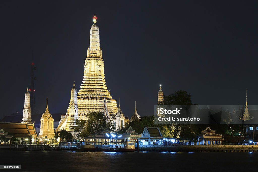 Wat Arun do rio Chao Phraya, durante a noite - Foto de stock de Arquitetura royalty-free