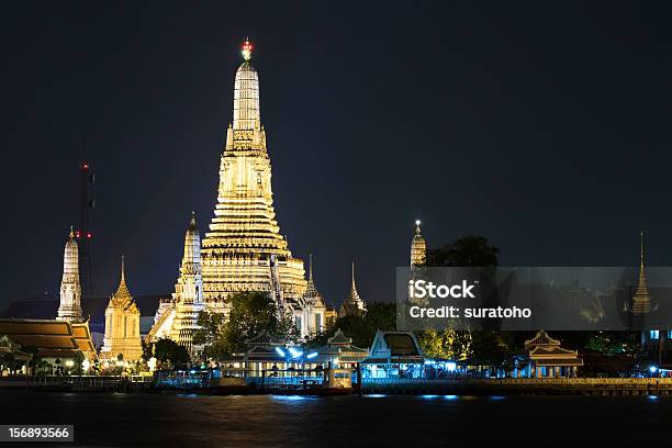 Foto de Wat Arun Do Rio Chao Phraya Durante A Noite e mais fotos de stock de Arquitetura - Arquitetura, Bangkok, Budismo