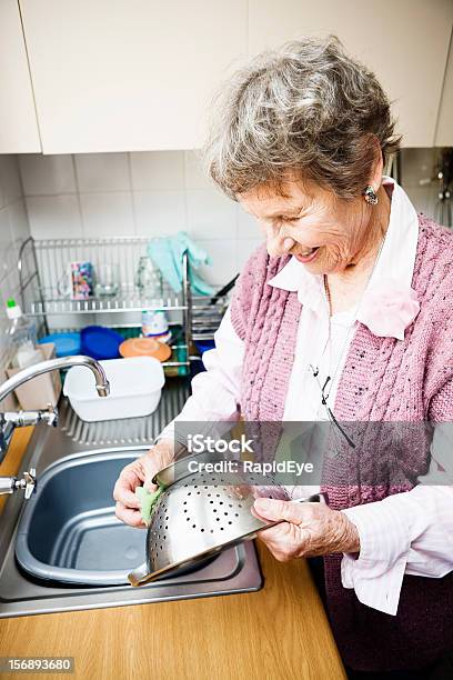 笑顔 Old Lady ワッシャコランダーキッチンシンク - 皿洗いのストックフォトや画像を多数ご用意 - 皿洗い, シニア世代, 年配の女性