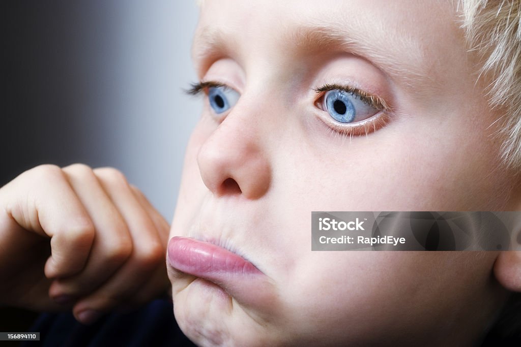 Schönen blonden Jungen-looks nach unten und pouts - Lizenzfrei 6-7 Jahre Stock-Foto