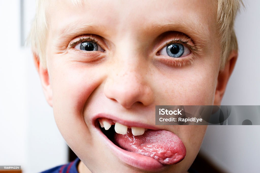 Junge Menschen: hip, modebewusst 7 Jahre alter Junge besonders seine Zunge - Lizenzfrei Kind Stock-Foto
