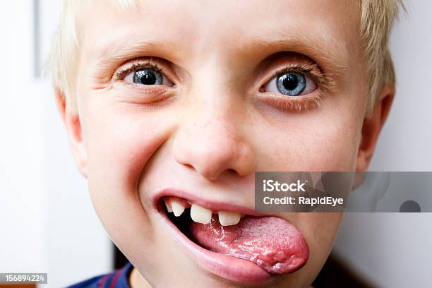 Junge Menschen Hip Modebewusst 7 Jahre Alter Junge Besonders Seine Zunge Stockfoto und mehr Bilder von Kind