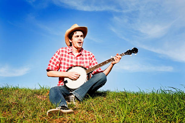 カントリー歌手バンジョーが夏の田園地帯 - bluegrass ストックフォトと画像