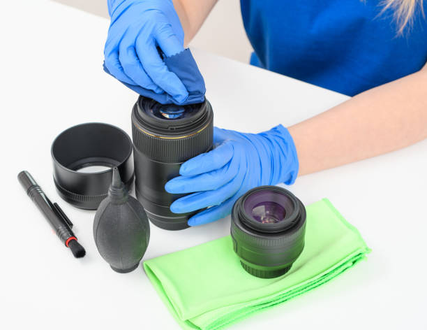 camera lens cleaning cloth, brush and pear - magnifying glass lens holding europe imagens e fotografias de stock