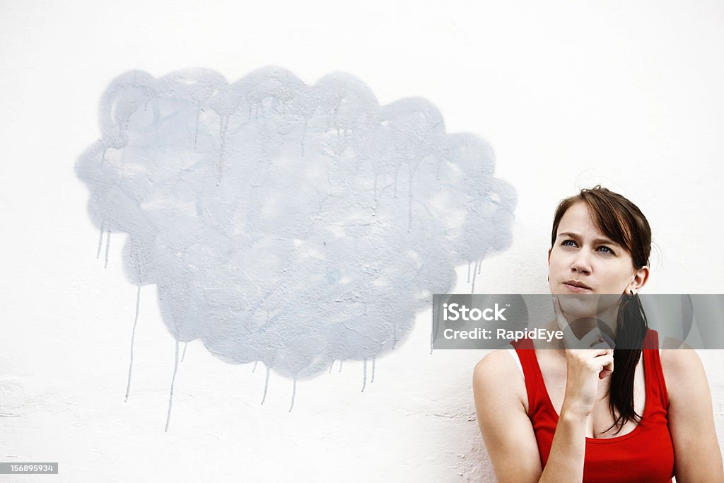 귀여운 brunette 다음 벽 페인트 말풍선이 있는 말풍선을 - 로열티 프리 구름 스톡 사진