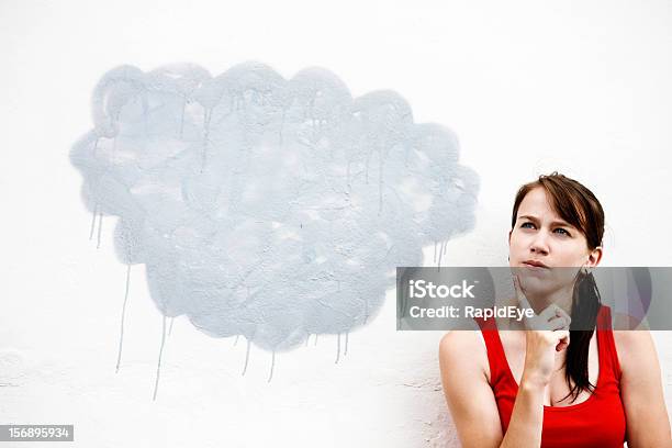 귀여운 Brunette 다음 벽 페인트 말풍선이 있는 말풍선을 구름에 대한 스톡 사진 및 기타 이미지 - 구름, 그래피티, 20-29세