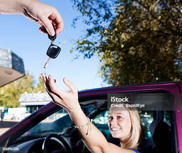 美しい笑顔金髪されているキーを彼女の車 - 1人のストックフォトや画像を多数ご用意 - 1人, 20代, カラー画像