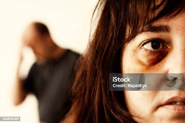 Primo Piano Di Abuso Domestico Vittima Uomo In Background - Fotografie stock e altre immagini di Violenza domestica