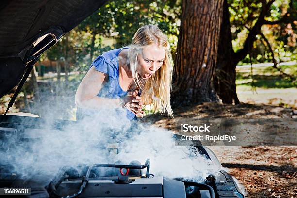 Wringing 彼女の手で美しいブロンド Gasps 車のエンジン喫煙 - 自動車のストックフォトや画像を多数ご用意 - 自動車, 煙, エンジン