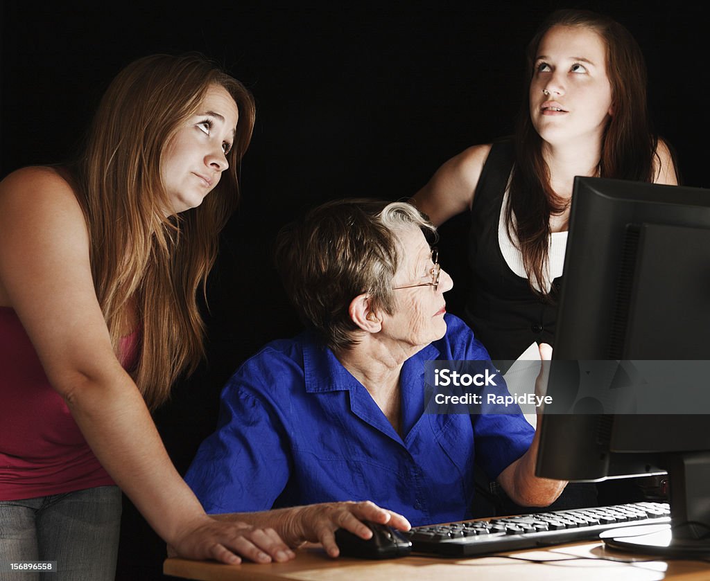 Enseñanza Granny la computadora es frustrante para los jóvenes. - Foto de stock de Girar los ojos libre de derechos