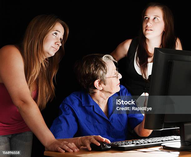 Enseñanza Granny La Computadora Es Frustrante Para Los Jóvenes Foto de stock y más banco de imágenes de Girar los ojos