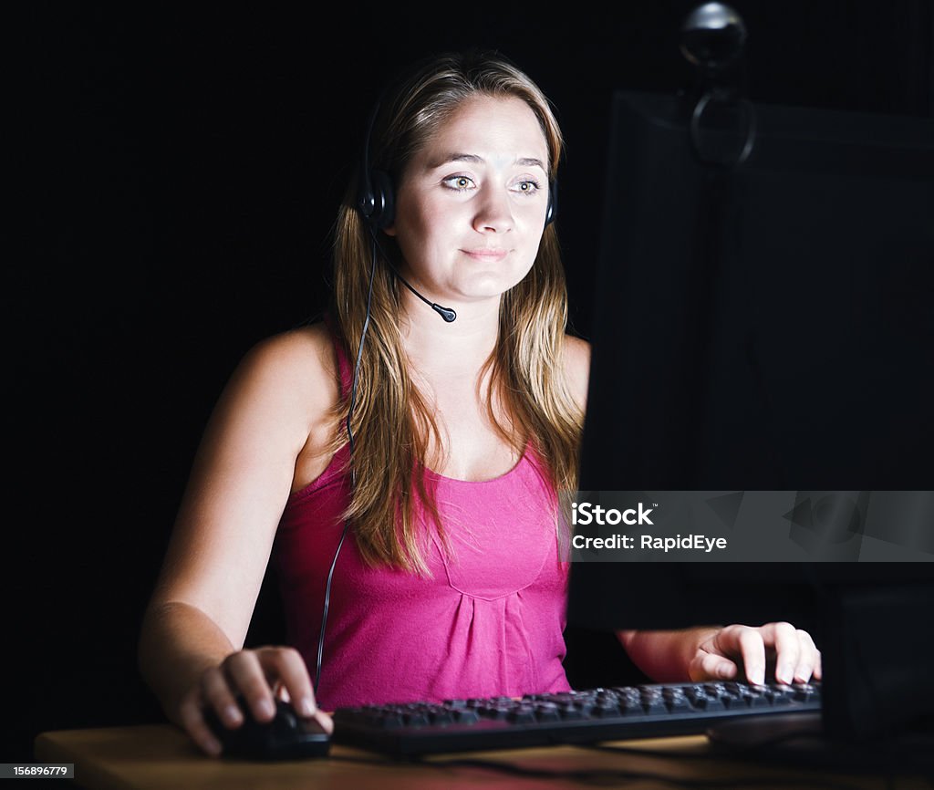 Linda mulher stares fascinado no monitor de computador - Foto de stock de 20 Anos royalty-free